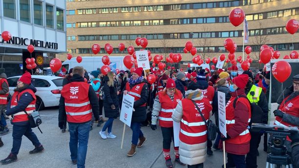 Hoitohenkilökunnan lakko alkoi perjantaina kuudessa sairaanhoitopiirissä. Kuva Helsingin Meilahdesta, jossa Tehy ja Super järjestivät mielenosoituksen. 