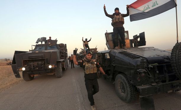 Isisin taistelijat pakenevat jo Mosulista Raqqaan