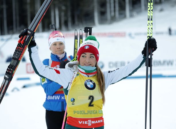 Dorothea Wierer oli torstaina ykkönen Itävallassa. Kaisa Mäkäräinen jäi niukasti toiseksi. Kuva viime viikonlopulta Sloveniasta.
