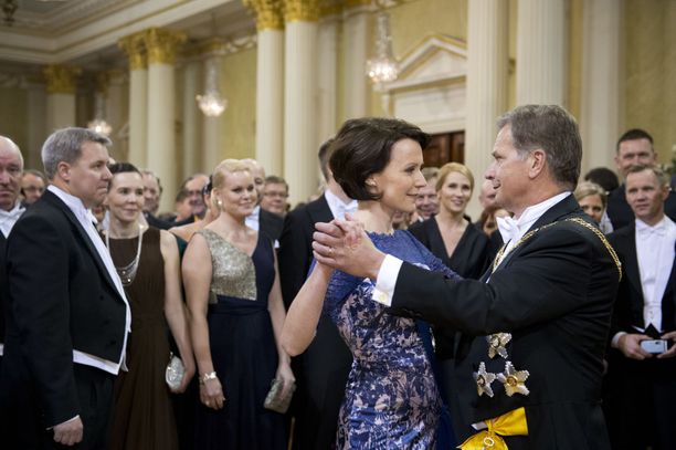 Näin presidenttipari pyörähteli itsenäisyyspäivänä Linnan lattialla vuonna 2012. 