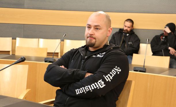 Kemiläinen Mika Ranta istui oikeudessa perustamansa Soldiers of Odin -ryhmän merkein varustetuissa vaatteissa.