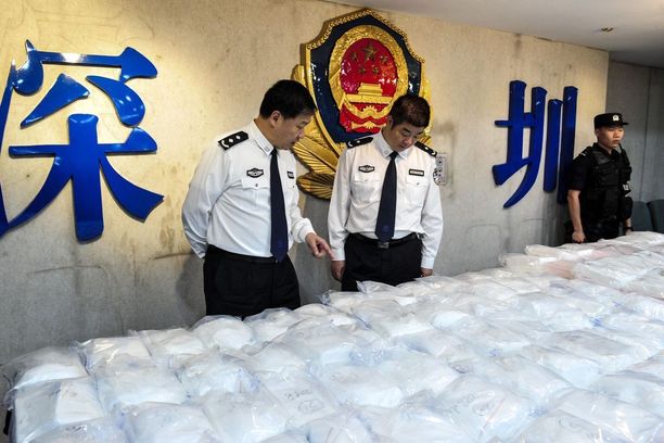 Shenzenin viranomaiset esittelivät 0,4 tonnin kokaiinilastia. Arkistokuva vuodelta 2016.