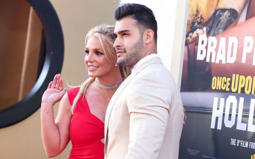 Britney Spears meni kihloihin – esittelee jalokivi­sormusta Instagramissa 