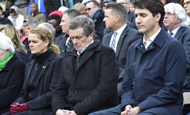 Kanadan pääministeri Justin Trudeau (oik.), Toronton pormestari John Tory (kesk.) ja kuvernööri Julie Payette osallistuivat muiden tuhansien ihmisten kanssa joukkoyliajon uhrien muistotilaisuuteen sunnuntaina Torontossa.