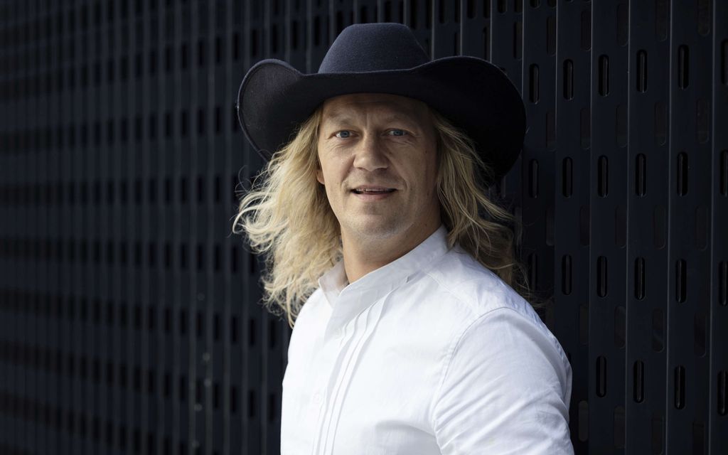 Tätä et nähnyt tv:ssä: Jukka Hilden pakarat paljaana Huomenta Suomen studiolla