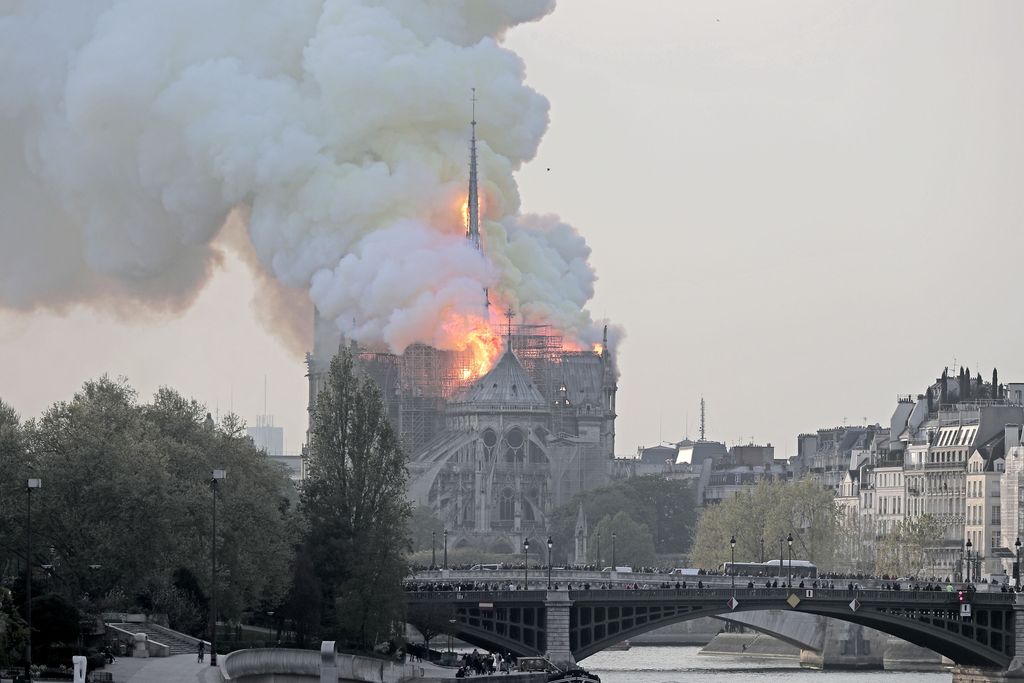Notre Dame palaa - katso lohduton kuvakooste