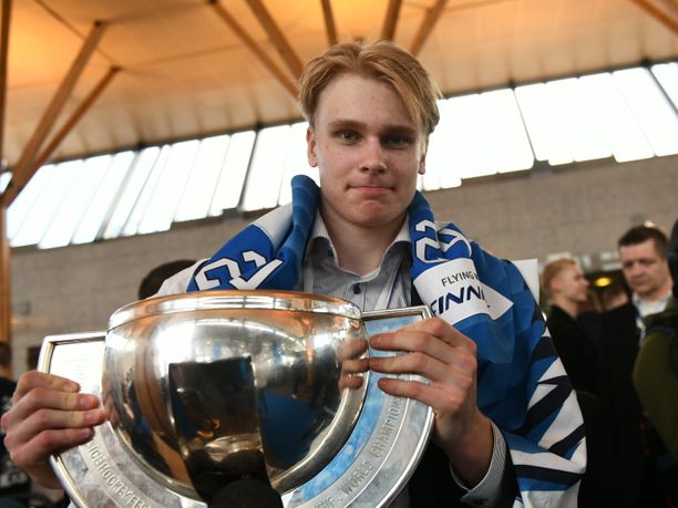 Kaapo Kakko saapui maanantaina Suomeen miesten maailmanmestarina.