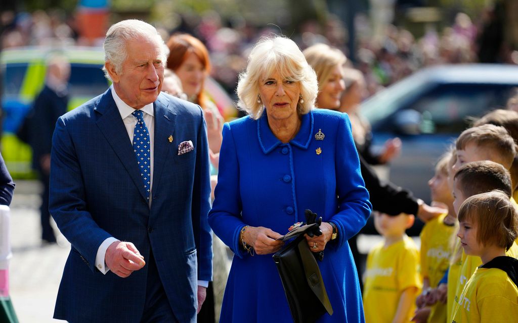 Charles ja Camilla vierailivat euroviisu­lavalla – Kuninkaan kiusalliselle mokalle naljaillaan