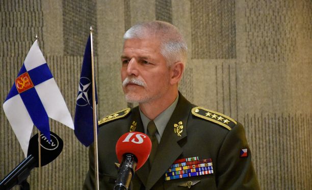 Suomessa vieraileva Nato-kenraali ylistää Suomen armeijaa: 