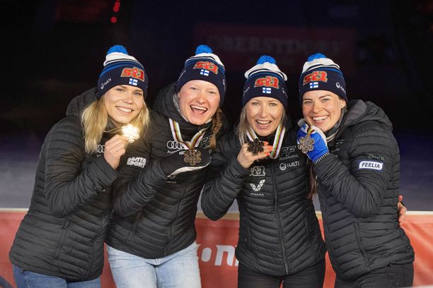 Viestinaiset poseerasivat torstaina pronssit kaulassaan.