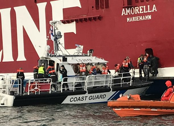Amorellan matkustajia evakuoitiin merivartioston veneisiin, joilla heidät kuljetettiin läheiseen satamaan.
