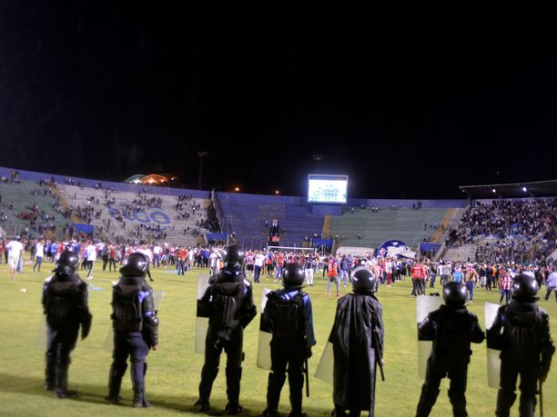 Mellakkapoliisi seurasi kannattajien liikehdintää Tegucigalpan stadionilla.