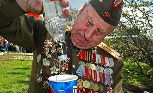 Venäjä hukkuu halpaan vodkaan, mikä aiheuttaa asiantuntijoiden mukaan väestön kuolleisuuspiikin tulevina vuosina.