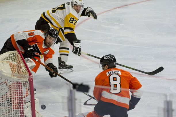 Sidney Crosby tuikkasi maalin, Flyersin pelaajat katselivat voimattomina.