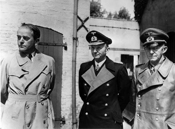 Albert Speer, Karl Dönitz ja Alfred Jodl Flensburgissa pidätyksensä aikaan 23. toukokuuta 1945.