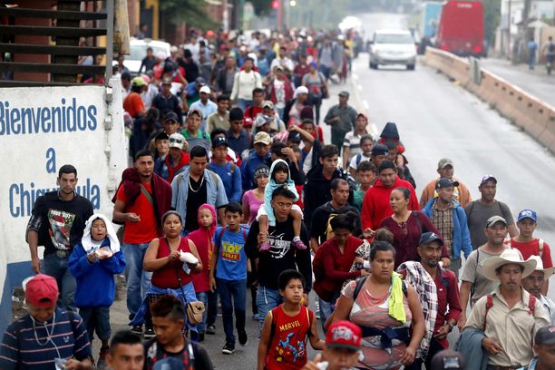 TÃ¤mÃ¤n karavaanin Trump haluaa pysÃ¤yttÃ¤Ã¤. Kuva on otettu keskiviikkona ItÃ¤-Guatemalassa. 