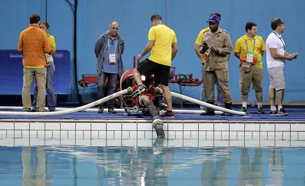 Rion järjestäjät myönsivät virheensä - olympia-altaiden vihreä vesi  vaihdetaan kirkkaaseen