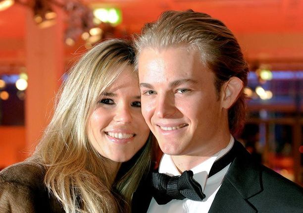 Helmikuussa 2010 umpirakastunut pariskunta saapui urheilugaalaan Saksassa. Jo tuolloin Sibold oli tuttu näky Rosbergin käsipuolessa.