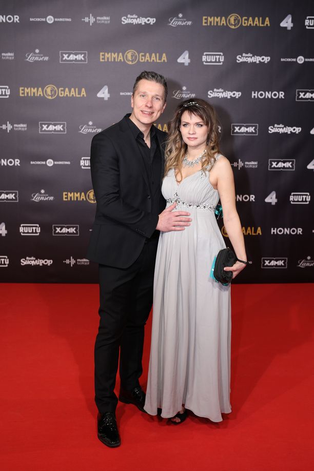 Laulaja Janne Tulkki toi avopuolisonsa Anna Orkolan Emma-gaalaan. Tuolloin pari vielä odotti perheenlisäystä.