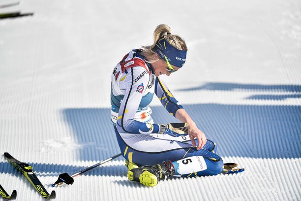 Frida Karlsson satutti kätensä naisten 30 kilometrin kisassa MM-kisoissa.