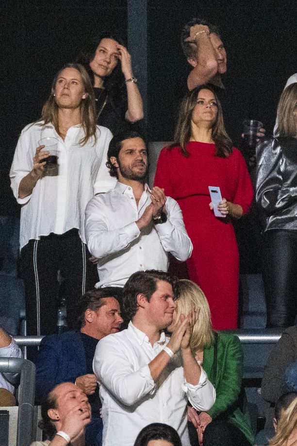 Prinssi Carl Philip ja prinsessa Sofia konserttiyleisössä.