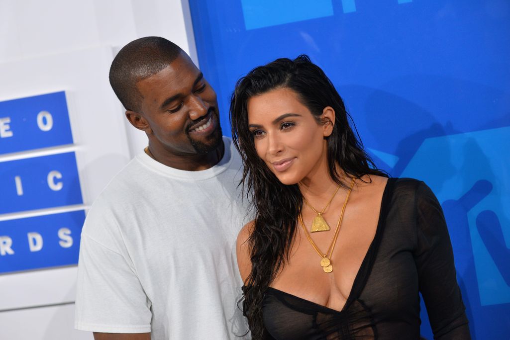Kim Kardashian onnitteli Kanye Westiä tämän syntymäpäivänä avioeron keskellä: ”Rakastan sinua”