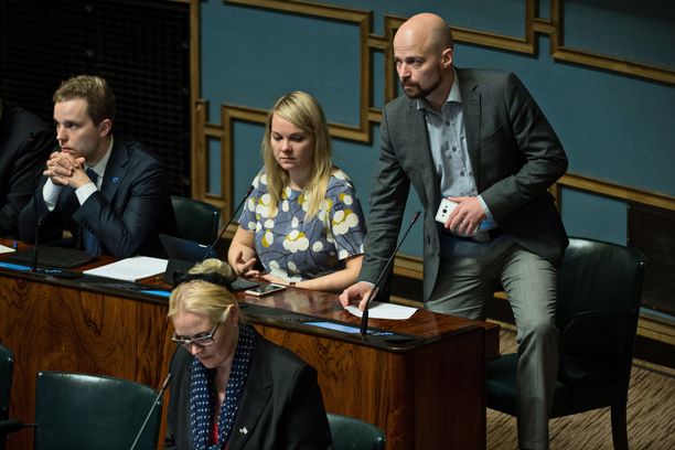 Kansanedustaja Mikko Kärnä (oik.) vaatii vihreitä pysyttäytymään hallitusohjelmassa.