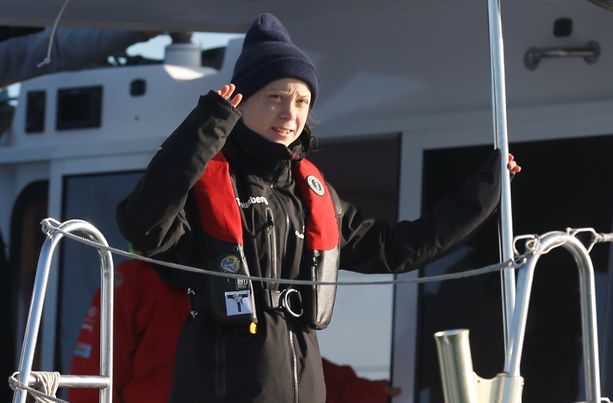 Greta Thunberg on saapunut Lissaboniin La Vagabonde-jahdin kyydissä.