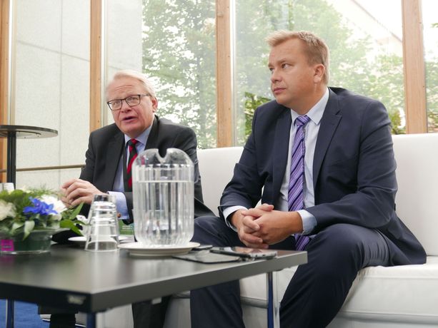 Puolustusministeri Antti Kaikkonen on tavannut ruotsalaista kollegaansa Peter Hultqvistia jo noin 15 kertaa puolen vuoden aikana. Kuva syyskuun tapaamisesta Kouvolasta.