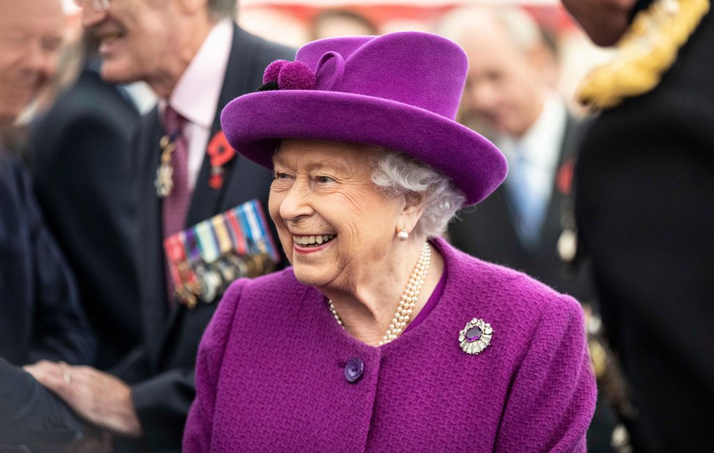 Kuningatar Elisabet rekrytoi: Kiinnostaisiko hovin sometiimin vetäjän pesti kaikilla herkuilla?