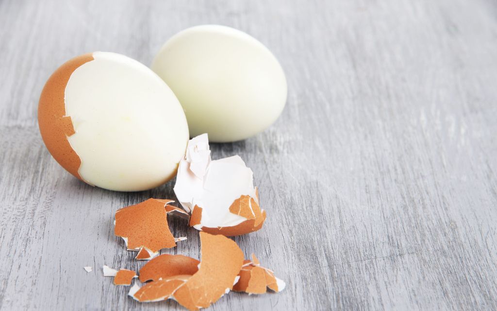 Tiedätkö, miten keittää kananmuna, jotta kuori irtoaa helposti? Ensimmäiseksi napsuta lusikalla