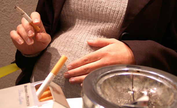 Lähes puolet teiniäideistä tupakoi raskausaikana.