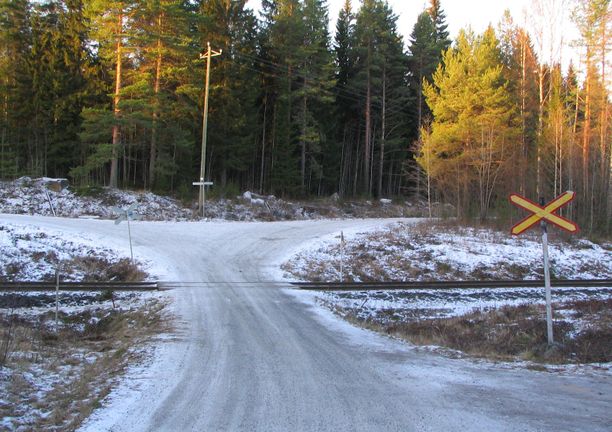 Suomessa on satoja vartioimattomia tasoristeyksiä. Osassa niistä näkyvyys on vaarallisen rajoittunut.