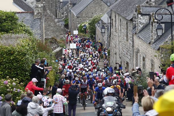 Katsojat tulivat liian lähelle Tour de Francen pyöräilijöitä. 