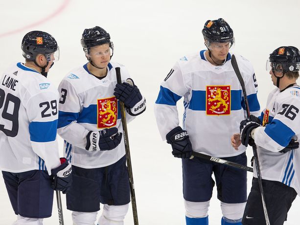 Patrik Laine (vas.), Olli Määttä ja Aleksander Barkov olivat mukana Suomen World Cup -joukkueessa jo vuonna 2016. Kuvan neljäs lenkki, Jussi Jokinen, tuskin on mukana 2022 olympialaisissa.
