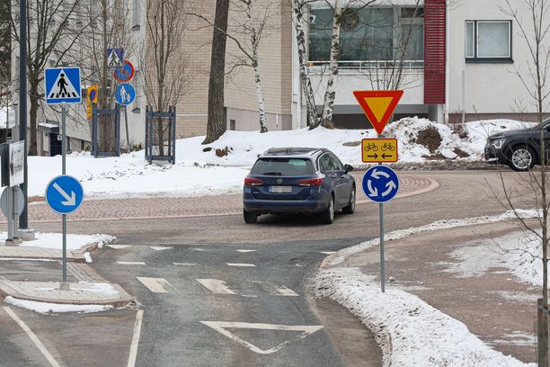 Oletko aina ajanut liikenneympyrässä väärin? Raskaan liikenteen ohjeet  eivät koske henkilöautoja