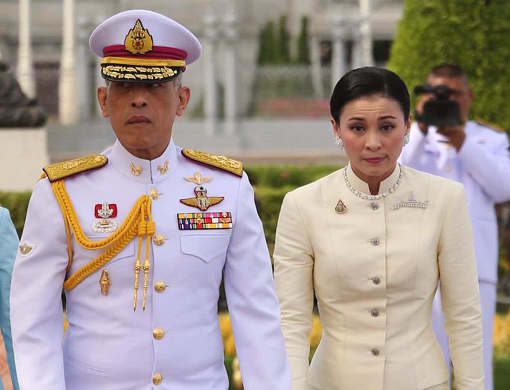 Seksiä, skandaaleja, villakoirasta ilmavoimien marsalkka – Thaimaan raikulipoika kruunataan kuninkaaksi lauantaina 