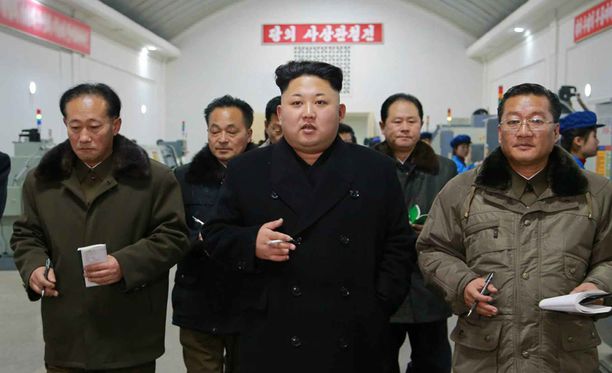 Kim Jong-unin luottomiehet istuvat amerikkalaisdelegaation kanssa saman pöydän ääreen.
