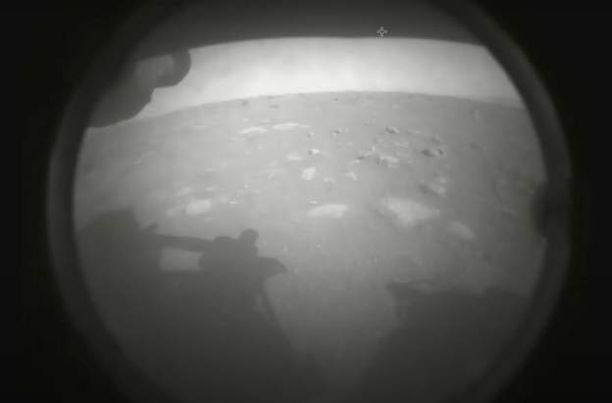 Tämä oli ensimmäinen mönkijän Marsistä lähettämä kuva.