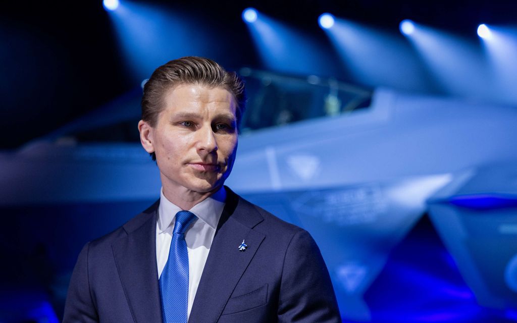 Puolustus­ministeri on viikosta toiseen otsikoissa – Selvitimme Antti Häkkäsen käytöstä