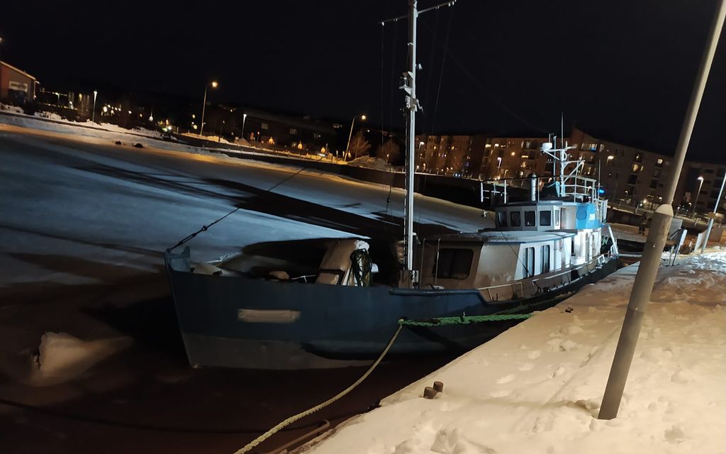 Laiva uppoamai­sillaan Helsingissä – Pelastuslaitos odottaa imuautoja