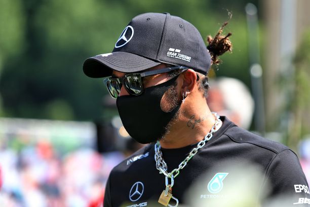 Lewis Hamilton saa pitää alkuperäisen lähtöpaikkansa.