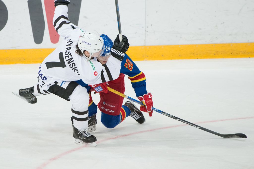Onko tässä maailman epäonnisin jääkiekkoilija? KHL-pelaaja teki oman maalin - ja se teki harvinaisen kipeää