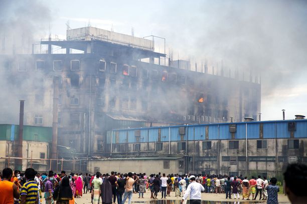 Massiivinen tulipalo syttyi torstaina Narayangonj Hashem Foods -yrityksen tehtaassa Rupganjin hallinnollisella alueella pääkaupunki Dhakan läheisyydessä. 
