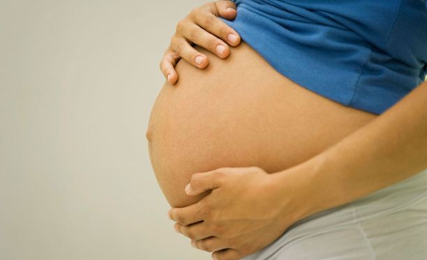 Lääkärin mukaan erilaisilla kotikonsteilla ei ole juurikaan vaikutusta raskauden alkamiseen. Tärkeintä on varmistaa terveelliset elämäntavat.