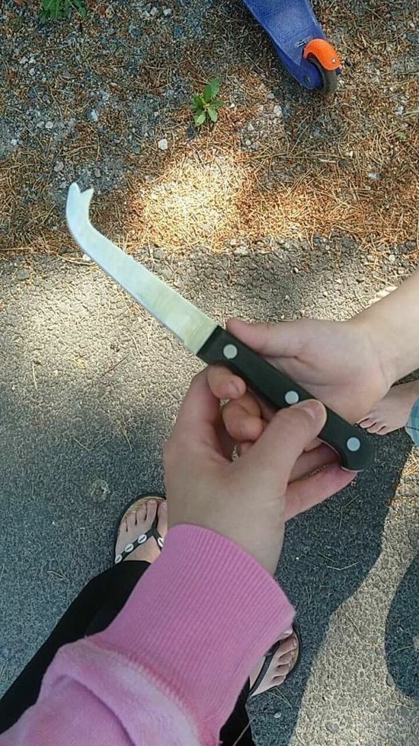 Tällainen veitsi löytyi lasten leikkipaikalta Helsingin Myllypurosta. Veitsiä on levitetty useita ja ne ovat kaikki olleet erilaisia.