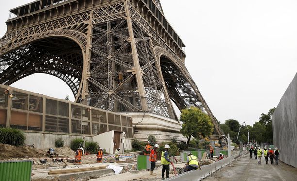 Rakentajat pystyttivät uuden luodinkestävää turva-aitaa Eiffel-tornin ympärille.