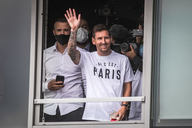 Historiallinen hetki: Leo Messi on saapunut Pariisiin.
