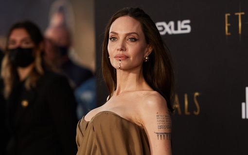 Angelina Jolien erikoinen kasvokoru punaisella matolla aiheutti somekohun: "Mikä ihme tuo on?"