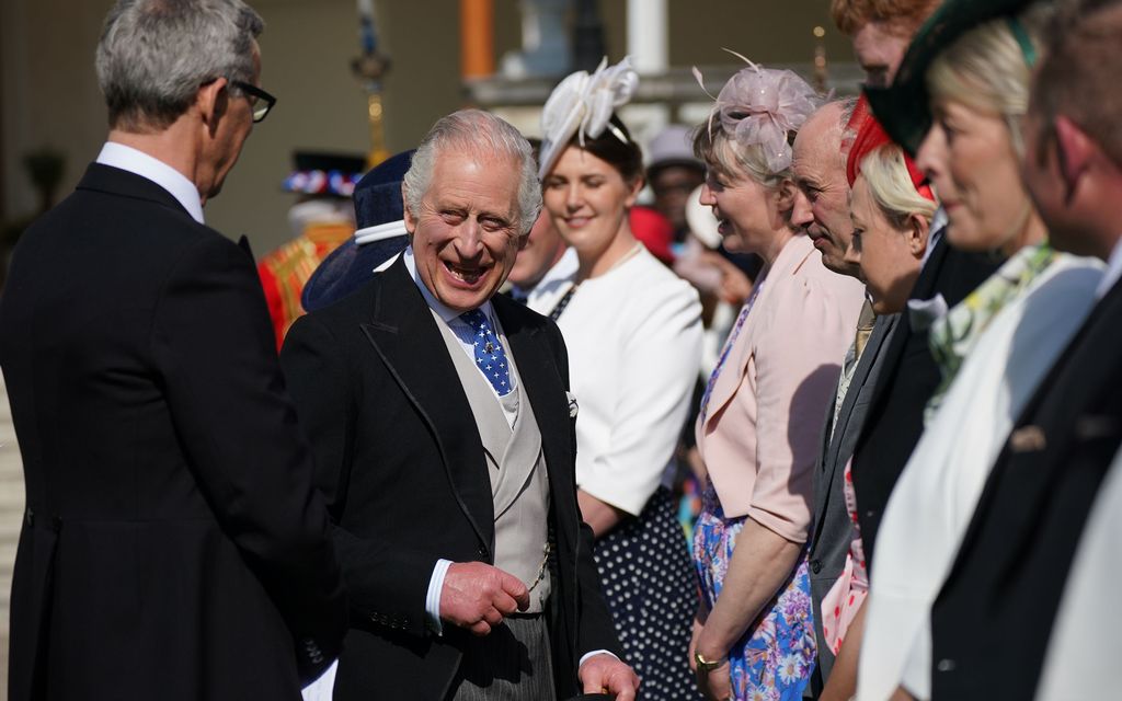 Kuningas Charles isännöi ensimmäiset puutarha­juhlansa – Camillan asu keräsi palautevyöryn